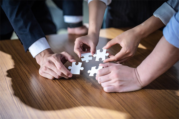 聚焦年度經(jīng)營(yíng)計(jì)劃實(shí)施，強(qiáng)化內(nèi)部管理，提升運(yùn)營(yíng)效率