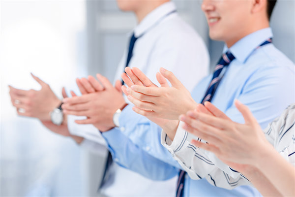 面對人才流失問題，企業(yè)應(yīng)如何改進人力資源策略？