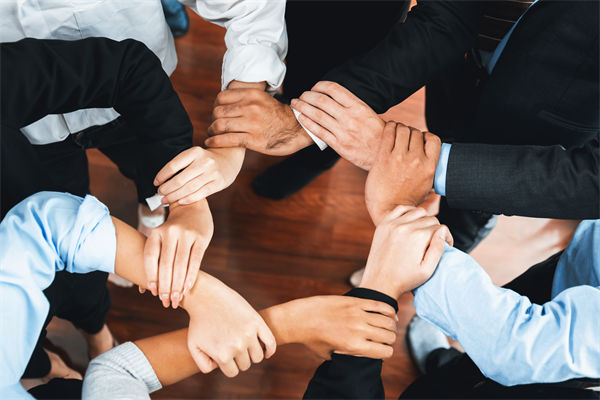 在制定企業(yè)戰(zhàn)略規(guī)劃時(shí)，如何平衡短期與長期目標(biāo)？