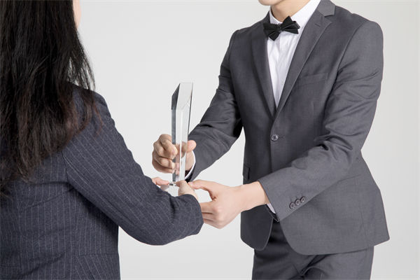 如何利用薪酬績效激勵，促進跨部門合作與協調？
