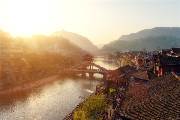 戰(zhàn)略規(guī)劃分析：村民不滿古鎮(zhèn)收門票，指引游客逃票