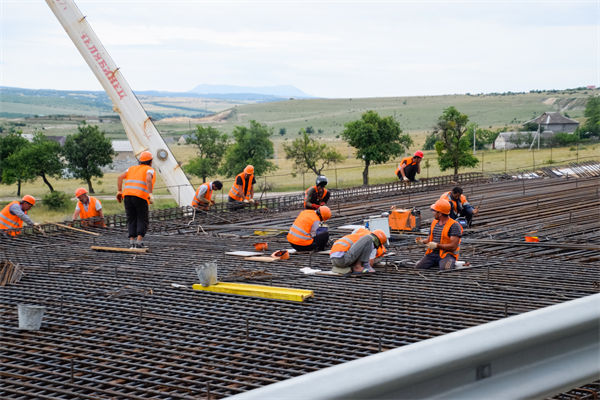 薪酬績效咨詢：00后女鋼筋工每天工地干10小時賺320
